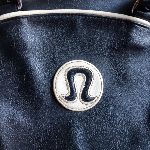 Lululemon gym/carry-on bag - Picture 2 of 6